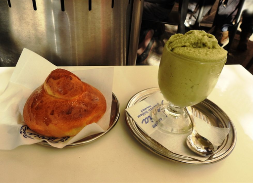 Granita con brioche. 