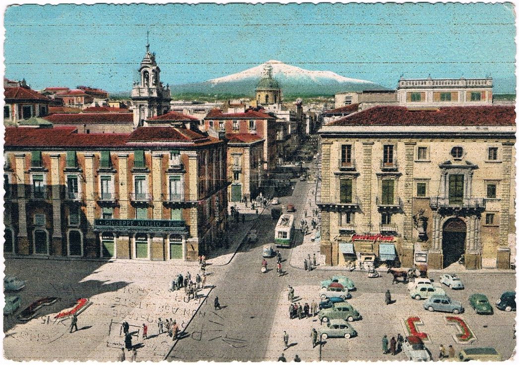 A 1959 card postal depicting Via Etnea. Piazza Università is in the foreground and Mount Etna at the background.