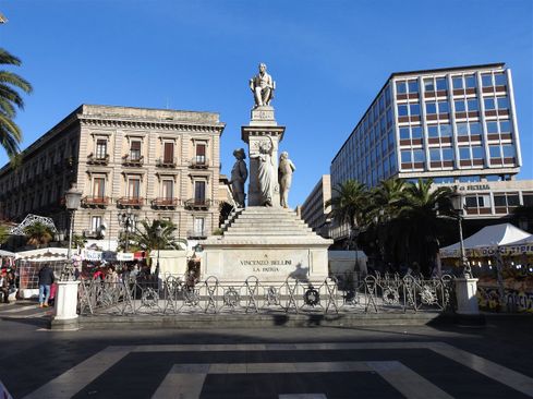 The monument dedicated to Vincenzo Bellini. Behind the monument starts Corso Italia.