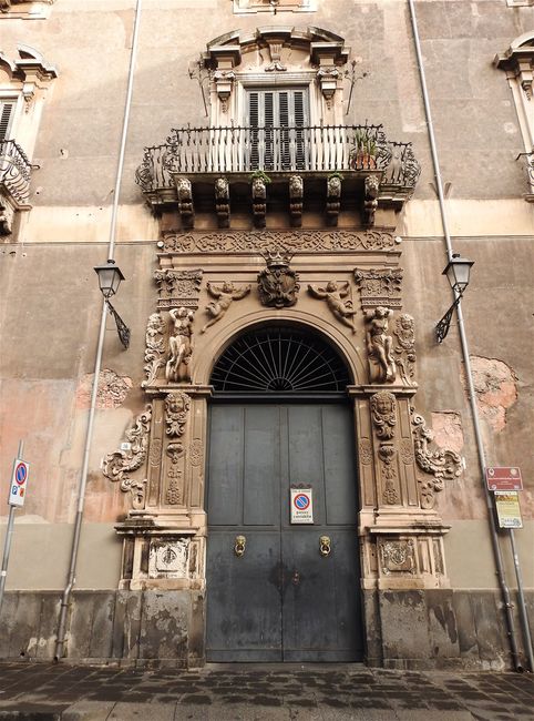 The entrance of Palazzo Manganelli on Piazza Manganelli.