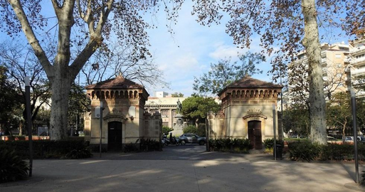 The northern entrance of Villa Bellini and the sculpture of “Vittorio Emanuele I di Savoia” in Via Roma in the background.