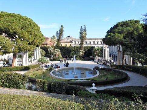 The main entrance of Villa Bellini, on Via Etnea.