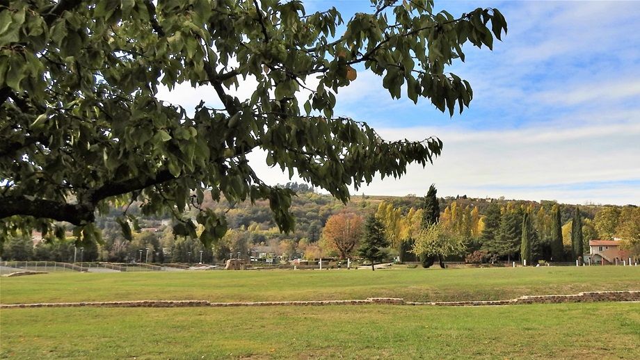 The archeological site offers big green areas for relaxation.