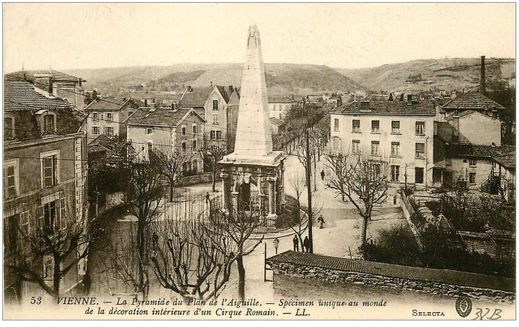 A 1916 picture of the Pyramide.