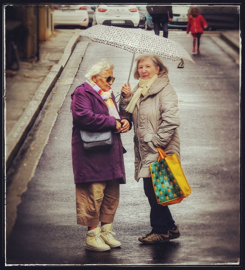 Ladies talking outsie the Vienne Cathedral.