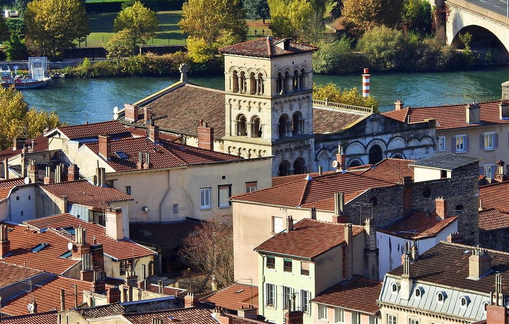 Église Saint-André-le-bas seen from above.