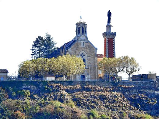 The supporting built by the Romans on top of Pipet Hill walls are still visible today.