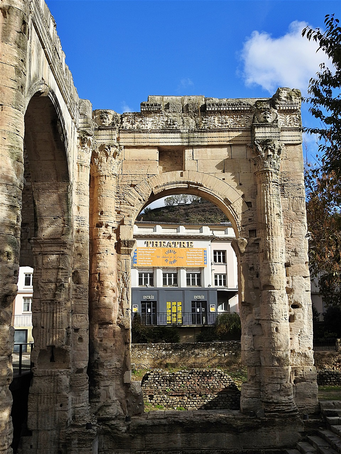 The facade of the Théâtre de Vienne in the ancient forum.
