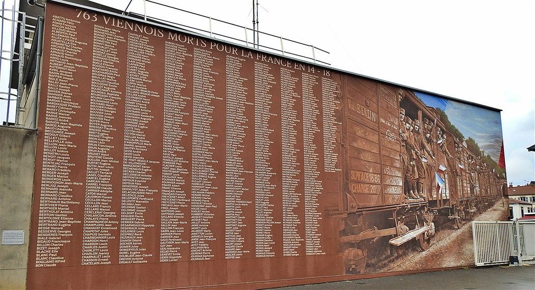 The monument dedicated to the people from Vienne killed during the WWI, inside the train station.