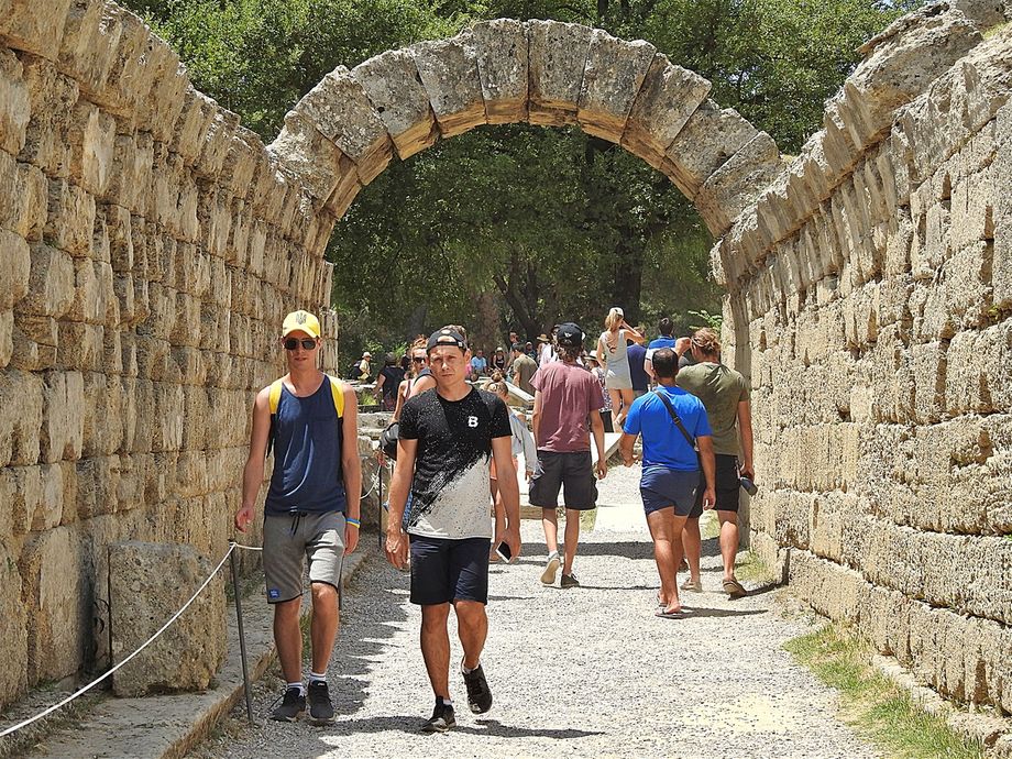 Crypt (arched way to the stadium).