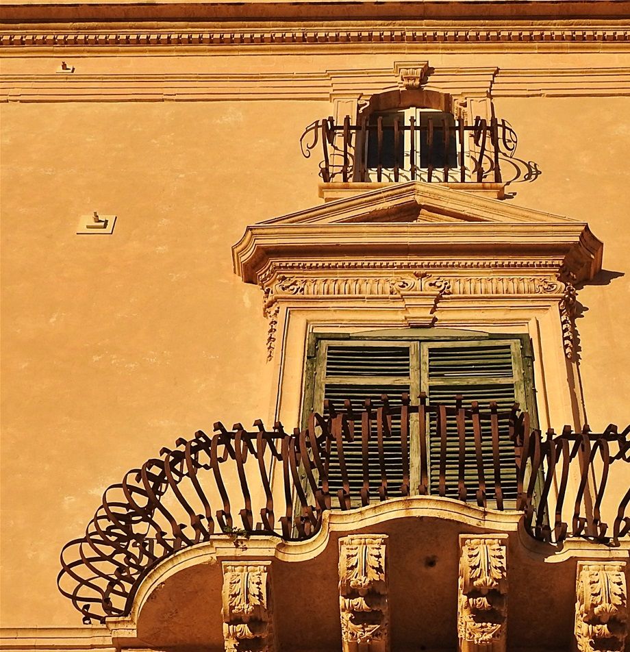 Palazzo Trigona in Via Camillo Benso Conte di Cavour.