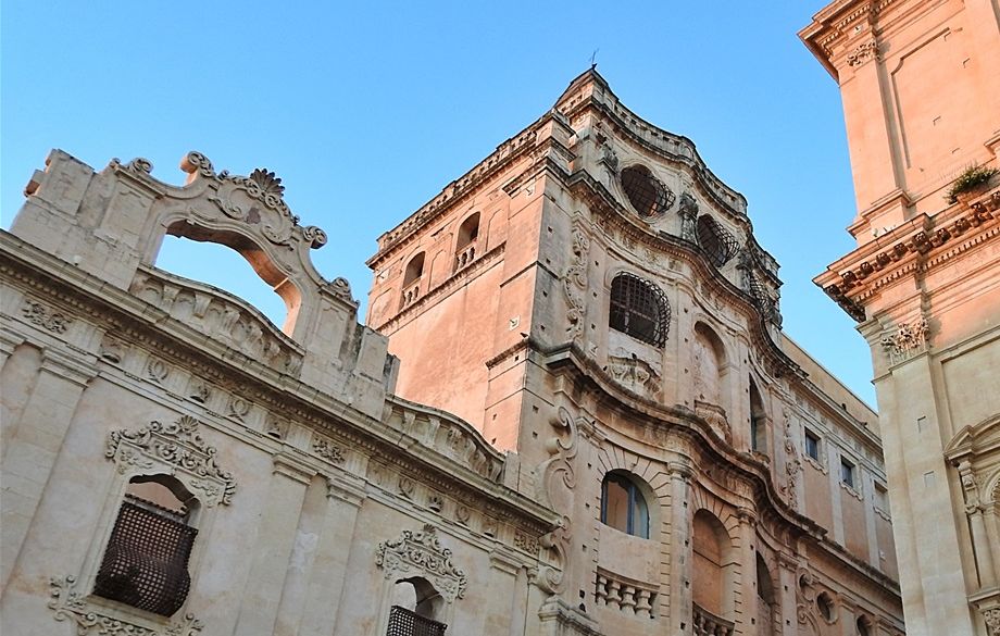 The main entrance of Noto Cathedral - Basilica Minore di San Nicolò (left). An alley off Via Rocco Pirri (right).