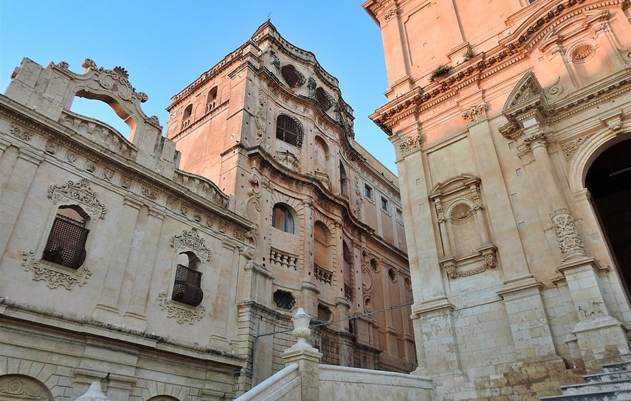 The main entrance of Noto Cathedral - Basilica Minore di San Nicolò (left). An alley off Via Rocco Pirri (right).