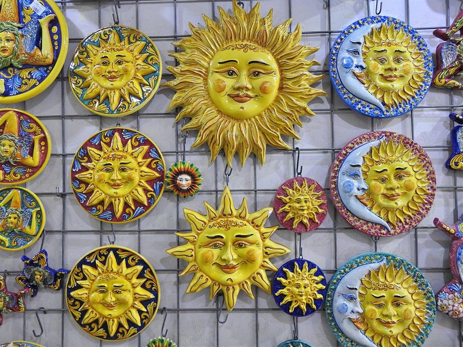 Maiolica pottery souvenirs.