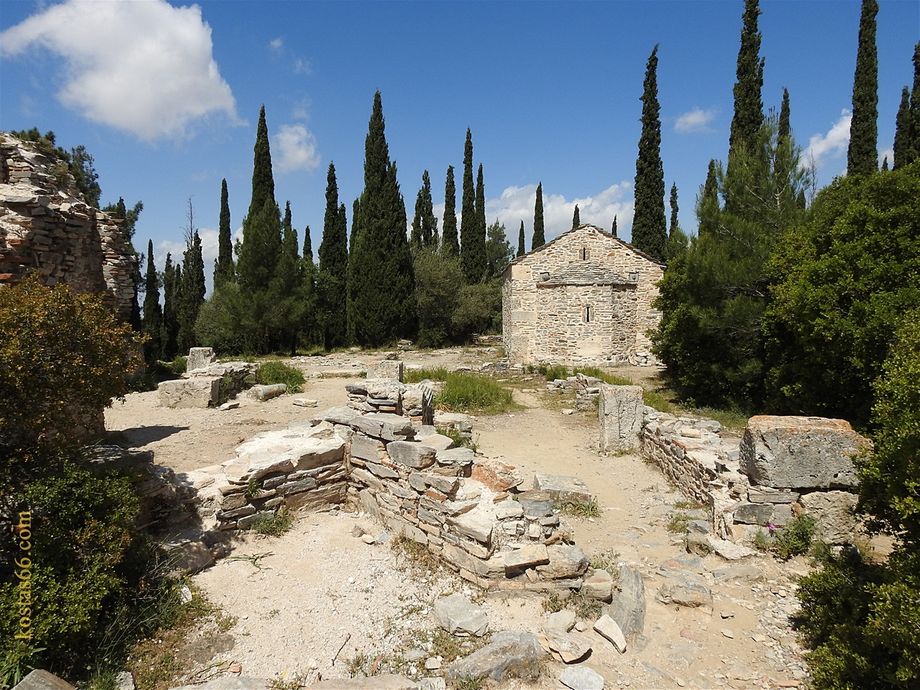 The basilica ruins on the foreground and the Taxiarchon chapel in the background.