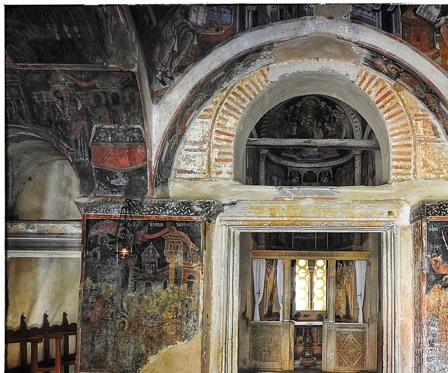 The entrance to the nave of the catholicon from the narthex.
