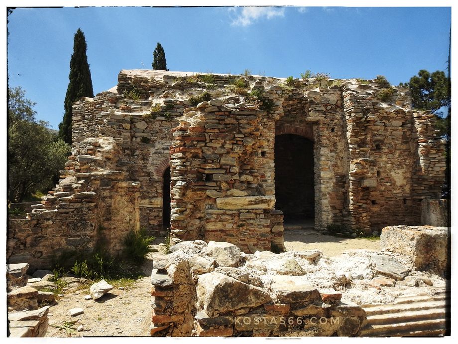 The basilica ruins and the north entrance of the Saint Mark chapel.