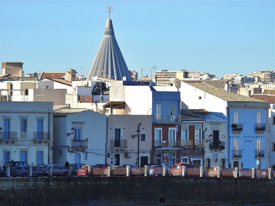 The Ionian coastal road of Ortygia. The cone at the background is the rooftop of 