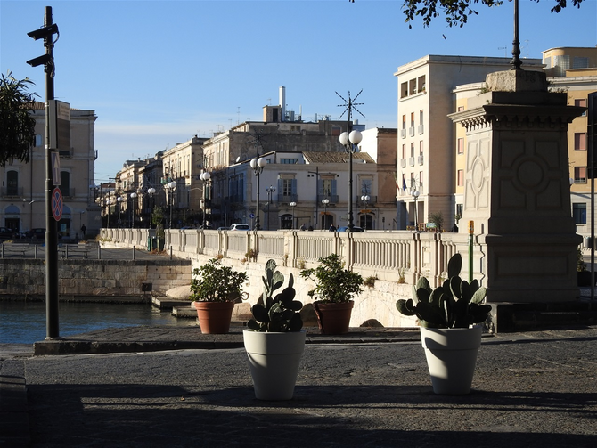 Ponte Umbetino over the strait separating Ortygia from the mainland.