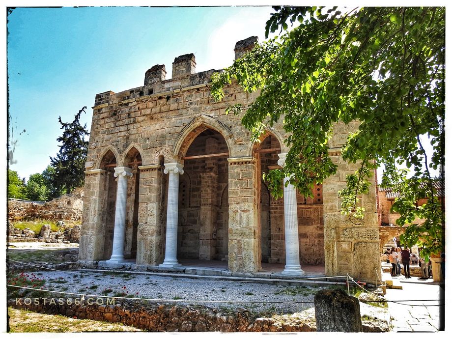 The exonarthex of the catholicon (west side). In white color, the three replicas of the ionian columns (which have replaced the stolen ones) can be seen.