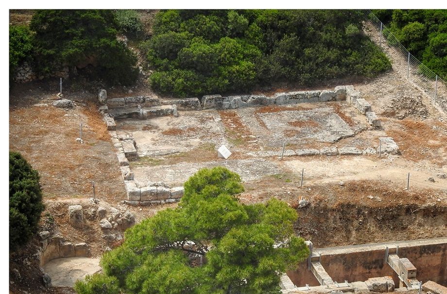 Dining rooms (at the back) and the Apsidal cistern (in the foreground).