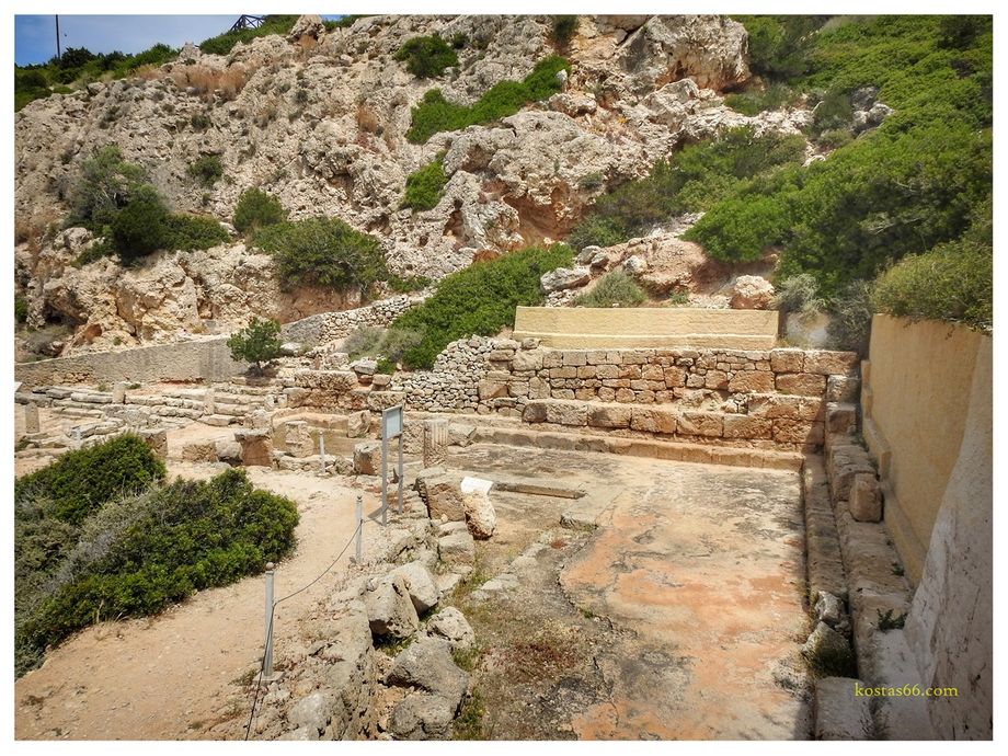 The L-shaped stoa.