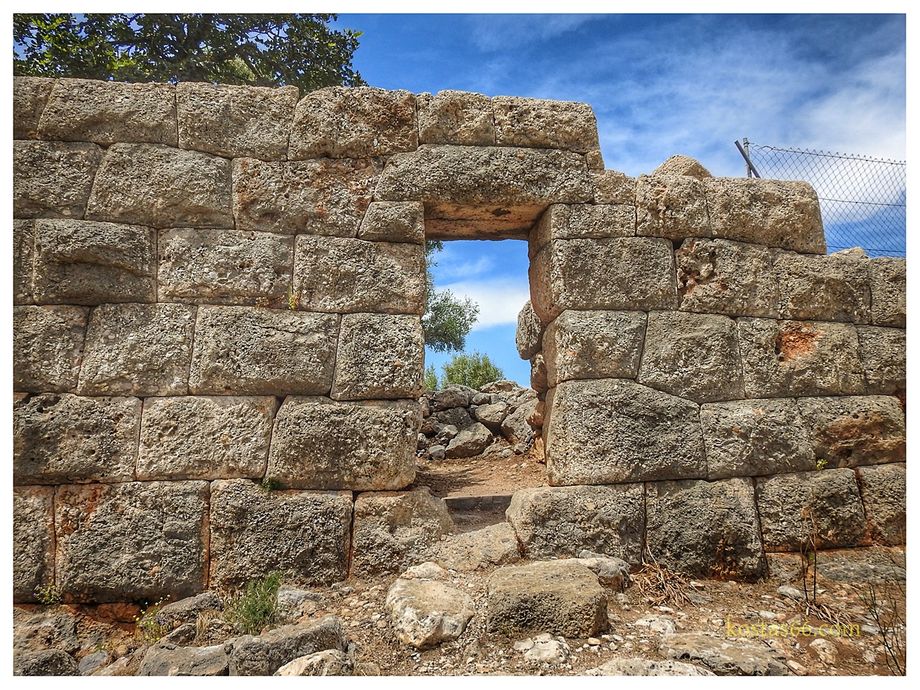The entrance to the citadel (outside).