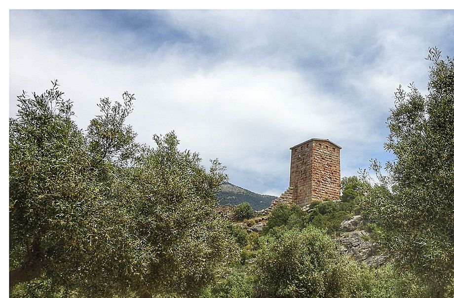 The SE Tower seen from the lower town (from the west).