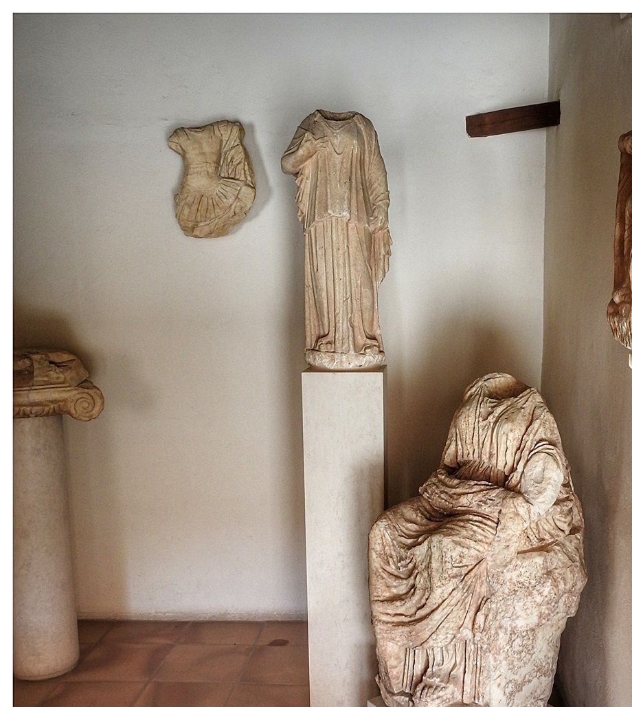 The small museum located inside the elongated building with the arcade.