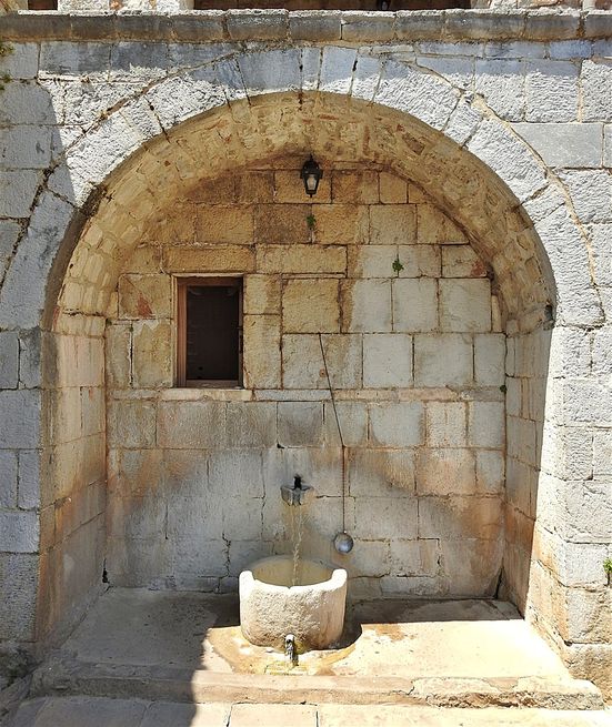 The fountain located just after the main entrance, inside the walls.