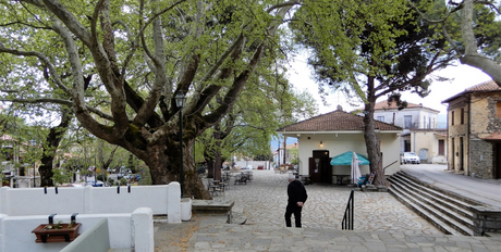 The village square is the center of the commune.