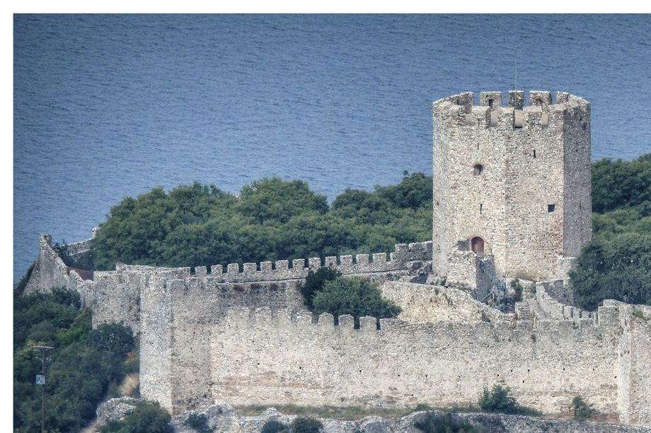 The impressive donjon of the castle.