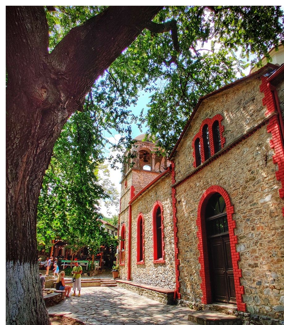 The church of Saint Athanasios is located on the main square of Palaios Panteleimon.