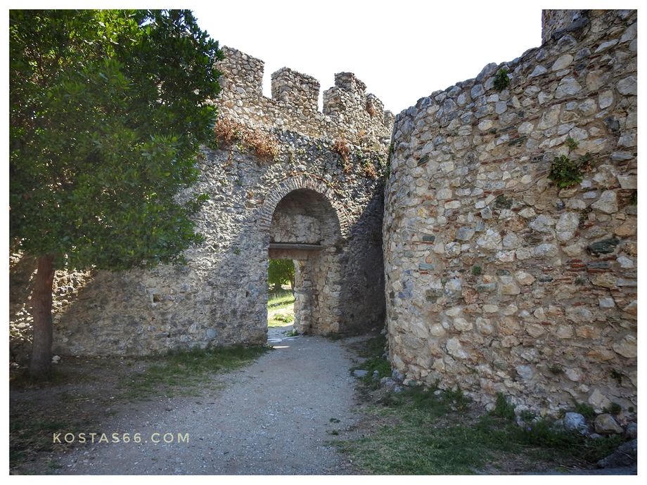 The entrance from the main castle courtyard to the donjon courtyard.