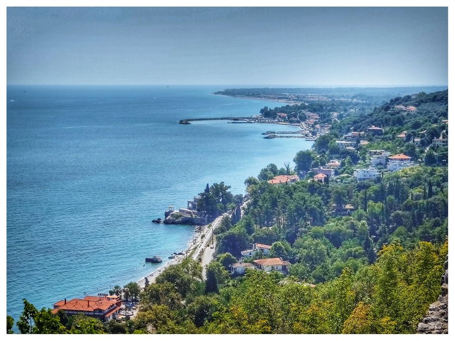 The castle wall is accessible in several places for visitors to enjoy the fantastic view of the surroundings. Here can be seen the town of Platamon (south of the hill).