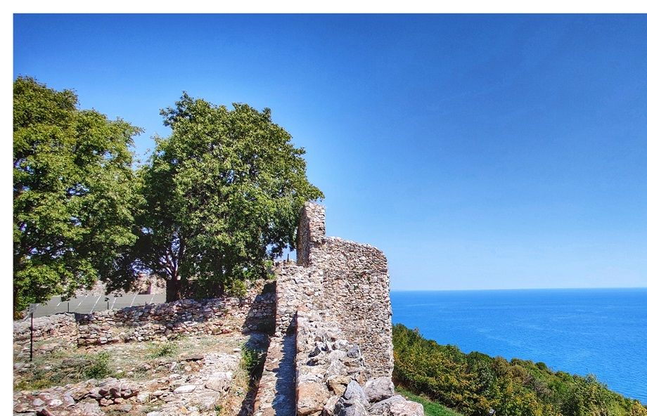 The destroyed upper part of the defense route in the east gives a great view to the Aegean 