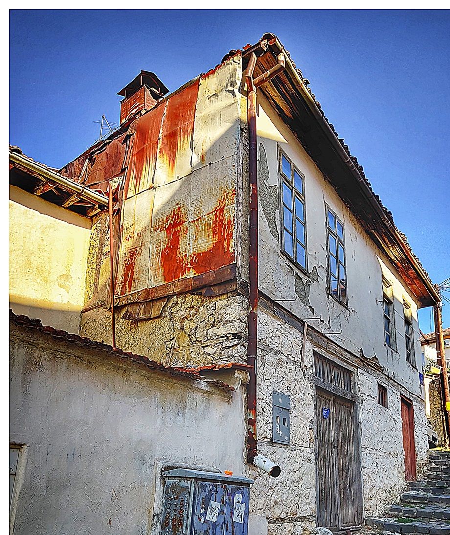 An old house on the way to Perybleptos church.