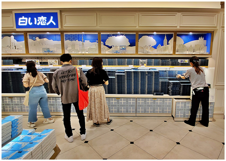 People buy shiroi koibito at Shiroi Koibito Park.