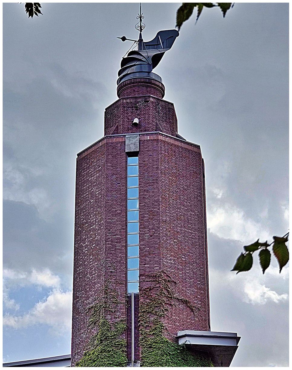 The tower and the impressive weathercock of the Bear Garden restaurant.