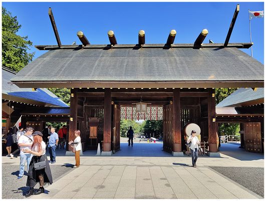 The gate to the Hokkaido Shrine (courtyard side).