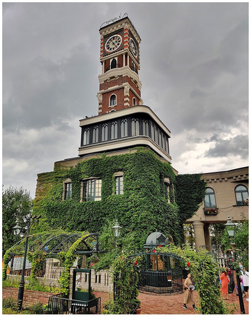 The clock tower of the Shiroi Koibito Park.