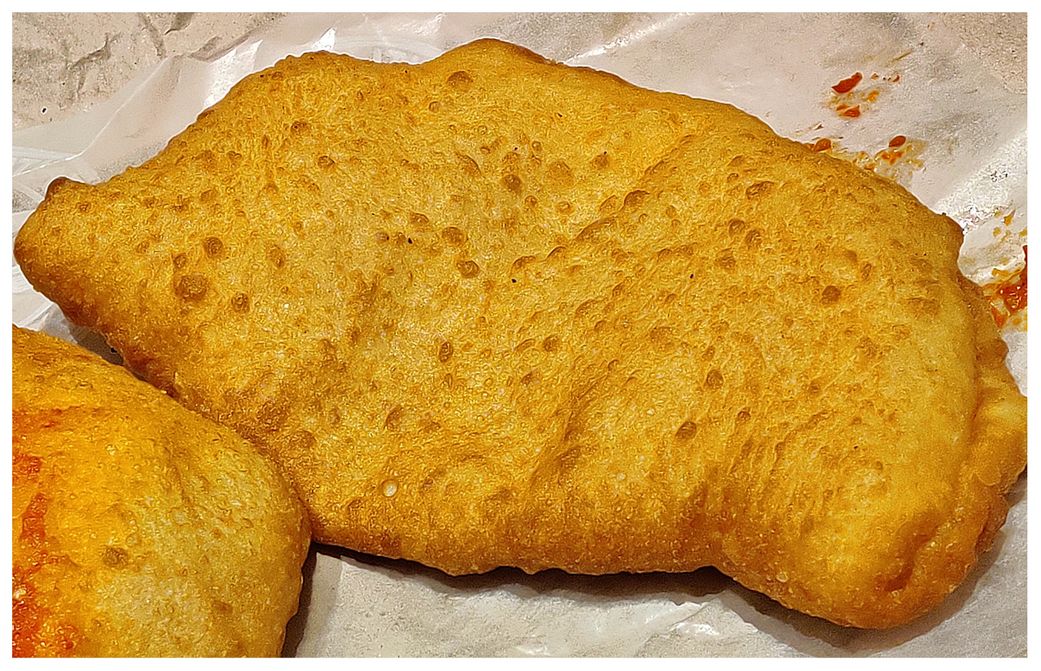 Classic pizza fritta.