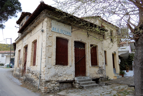The old convenience store in the center of Metaxochori.