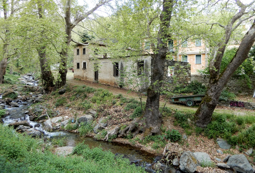 The stream that divides the Metaxochori running through it.