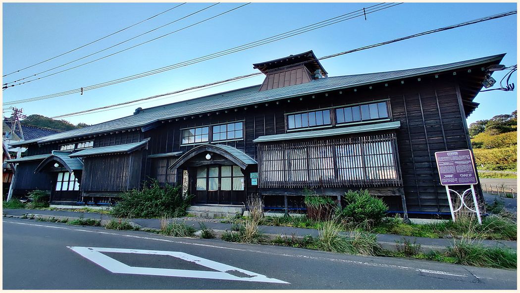 About 500m, on the way back from Nishin Goten to Otaru there is another fisherman's wooden house.