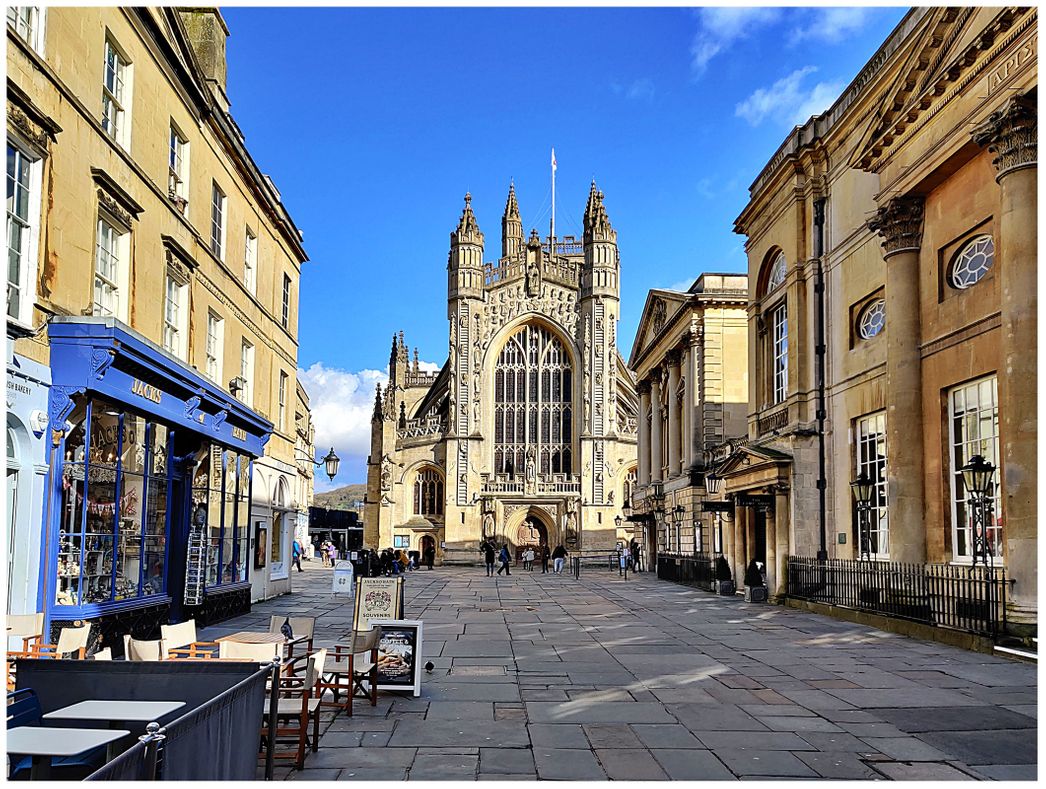 Abbey Churchyard, with Bath Abbey (center) and the Roman Baths (right).