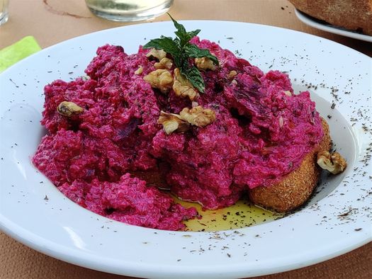 A tasty beetroot salad at Ού Μπλέξεις.