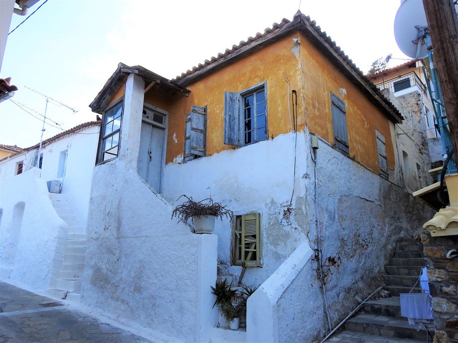 Walk in the backstreets of Gytheio to discover the past.