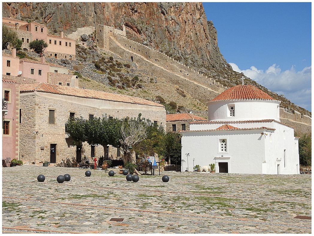Τηε church of Panagia Chrysafitissa on the homonymous square.