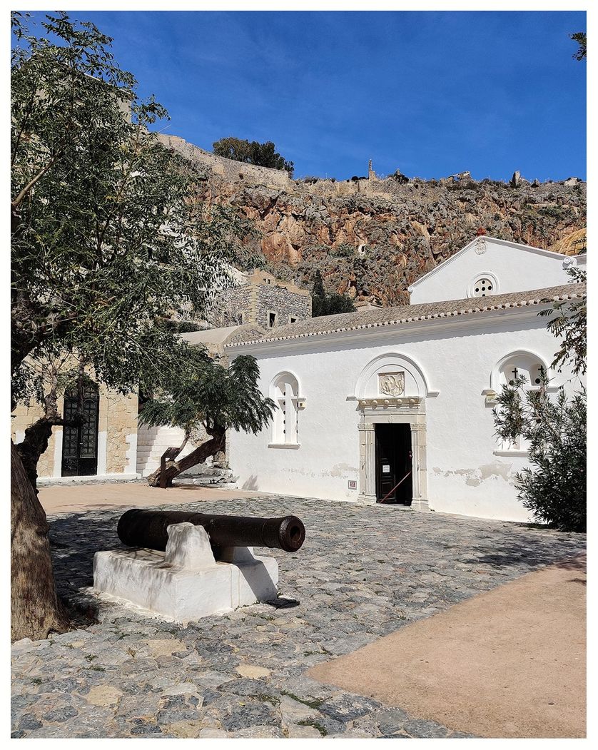 The entrance of the “Church of Elkomenos Christos” and the cannon that gave the name to 